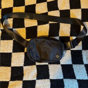 Lululemon Everywhere belt bag 1L